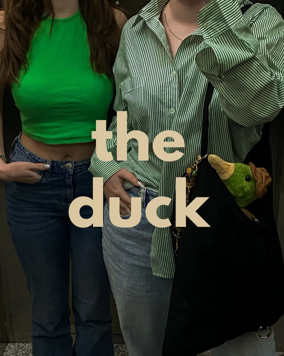 Dve osnivačice agencije The Duck u zelenim tonovima, sa logotipom "the duck" preko fotografije.
